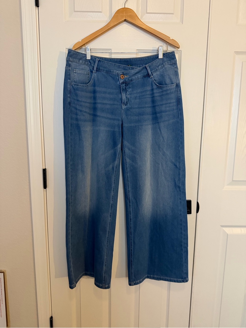 HALARA Wide-Leg Jeans in Medium Blue Wash Size L
